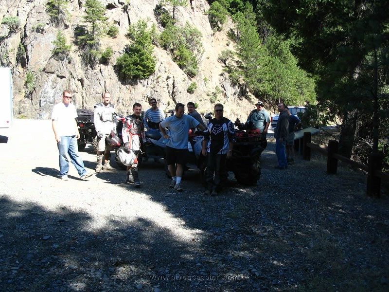 018. Dusty finally arrives..everyone getting ready for group photo..jpg