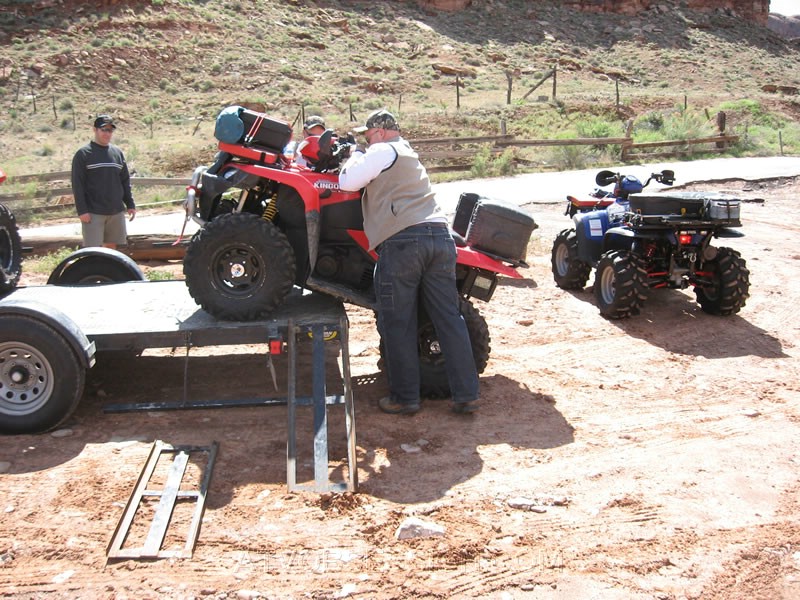 045. Larry is the last to unload for our stuff..jpg